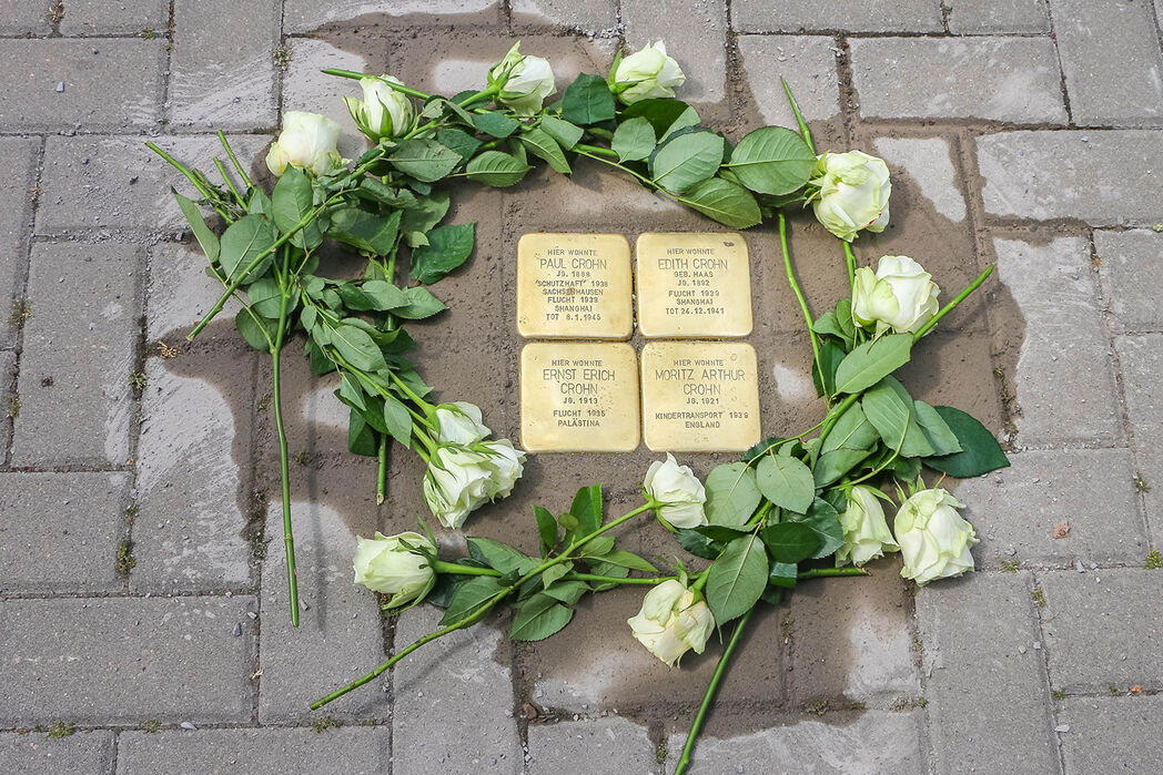 Stolpersteine nrdlich der Oststrae 1 nach der Verlegung fr Familie Crohn