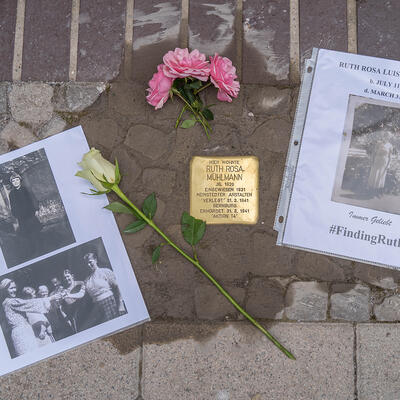 Niedergelegte Blumen am Stolperstein von Ruth Mühlmann in Magdeburg