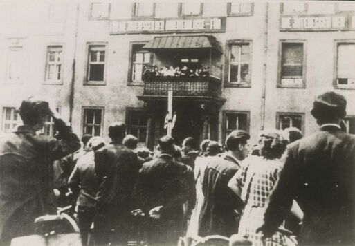 Bild vergrößern: Eine Delegation der Aufständischen spricht vom Balkon des Volkspolizeikreisamtes an der Halberstädter Straße [heutiges Innenministerium] zu den Demonstranten, 17. Juni 1953 StA Magdeburg, Fotobestand NG/0497 Quelle: Bundesarchiv, BArch, MfS, BV Magdeburg,