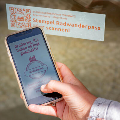 Smartphone mit QR-Code-Stempel zum Radwanderweg Braunschweig-Magdeburg