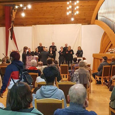 Chor vor einem ethnisch gemischten Publikum zur Interkulturellen Woche Magdeburg