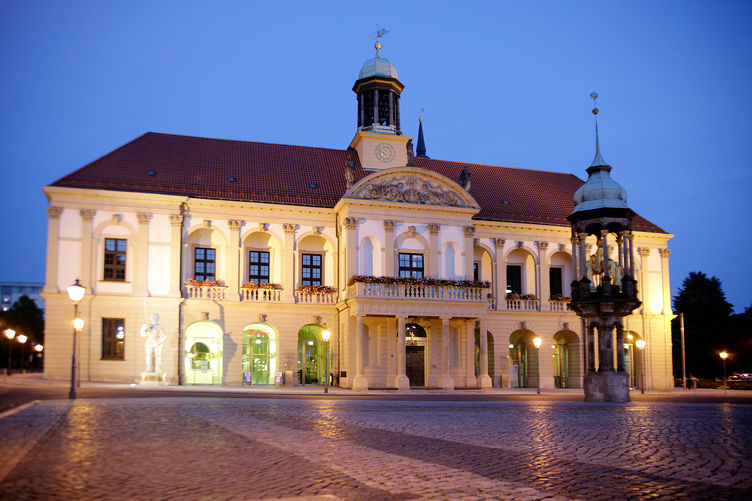 Bild vergrößern: Das Alte Rathaus Magdeburg zur blauen Abendstunde
