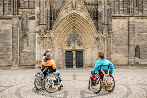 Rollstuhlkfahrer vorm Westportal des Doms  Andreas Lander