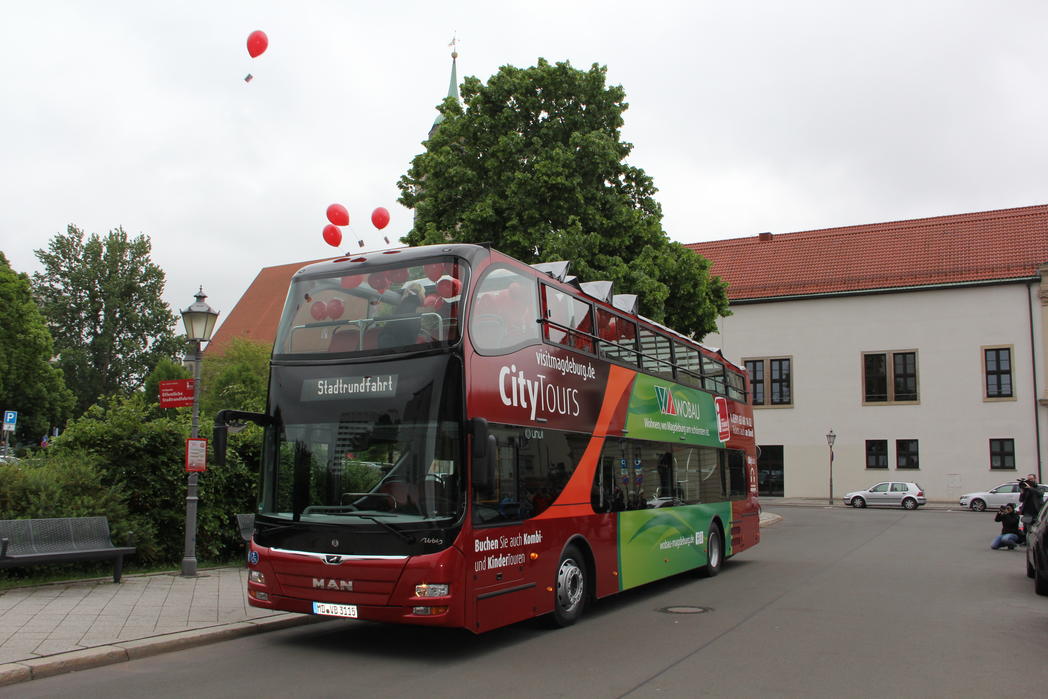 Neuer roter Doppeldeckerbus