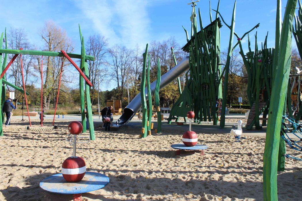 Der Spielplatz Am Aussichtsturm im Stadtpark Rotehorn