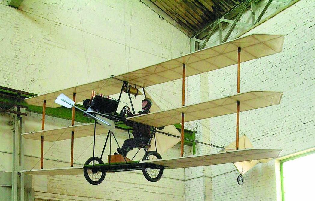 Techmus-Flieger an der Decke des Technikmuseums in Magdeburg Techmus-Flieger an der Decke des Technikmuseums in Magdeburg