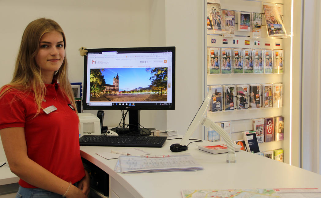 Bild vergrößern: Auszubildende Alica Loana Warsawski an einem ihrer neuen Arbeitsplätze in der Tourist Information