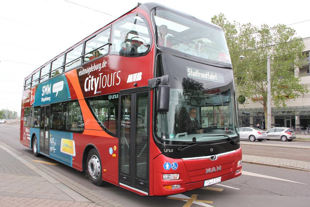 Bild vergrößern: Der neue Doppeldeckerbus on tour