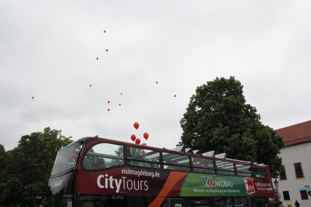 99 Luftballons mit 2 fr 1-Gutscheinen fr Stadtrundfahrten stiegen zur Einweihung in den Himmel auf (1)