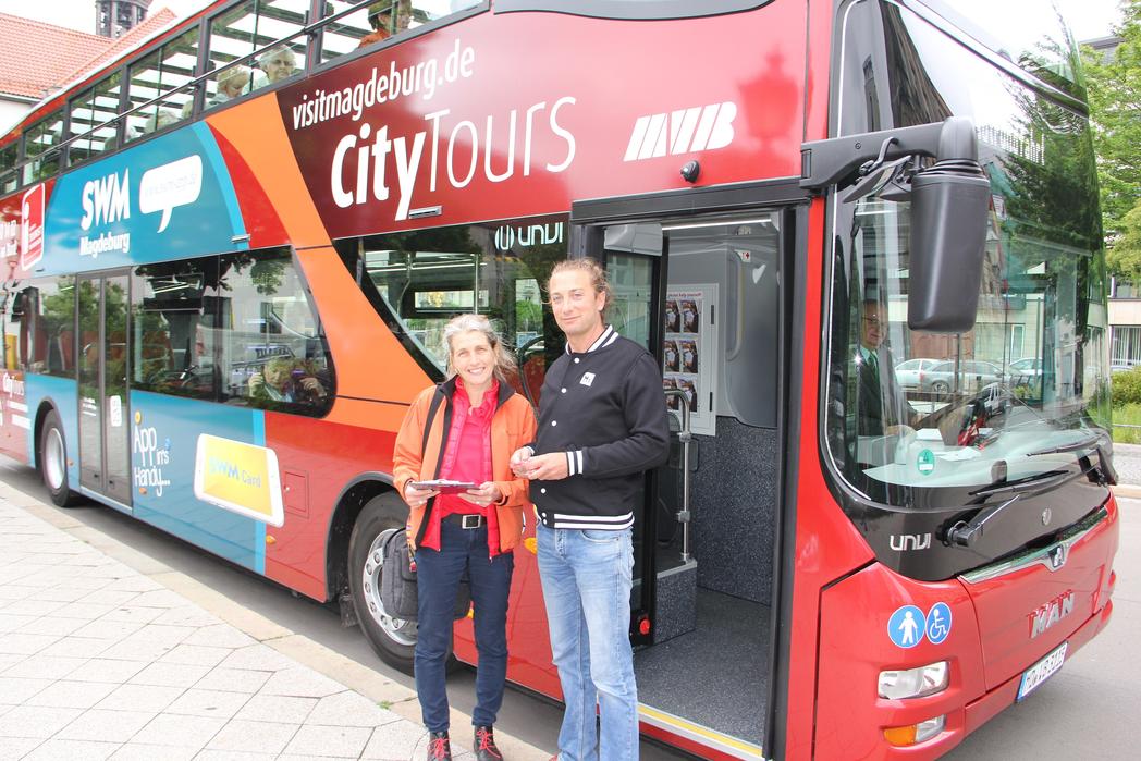 Der Leiter der Tourist Information Magdeburg Lars Deutrich und Verkaufsleiterin Andrea Scholle begrüßen am 22. Mai die ersten Fahrgäste im neuen Bus
