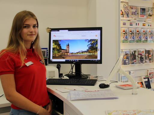Auszubildende Alica Loana Warsawski an einem ihrer neuen Arbeitsplätze in der Tourist Information