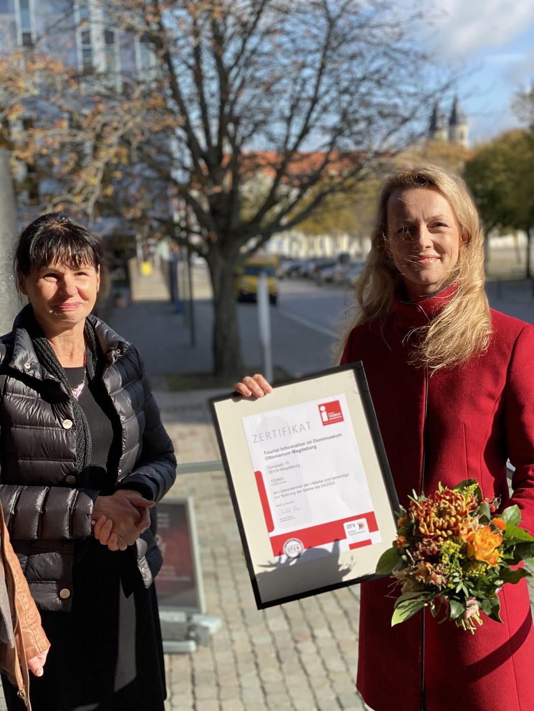 Andrea Meyer (l.) vom Tourismusverband Sachsen-Anhalt überreicht Sandra Yvonne Stieger, Geschäftsführerin der MMKT das Zertifikat ©Magdeburg Marketing