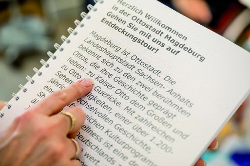 Bild vergrößern: Reiseführer in Braille und Großschrift © www.AndreasLander.de