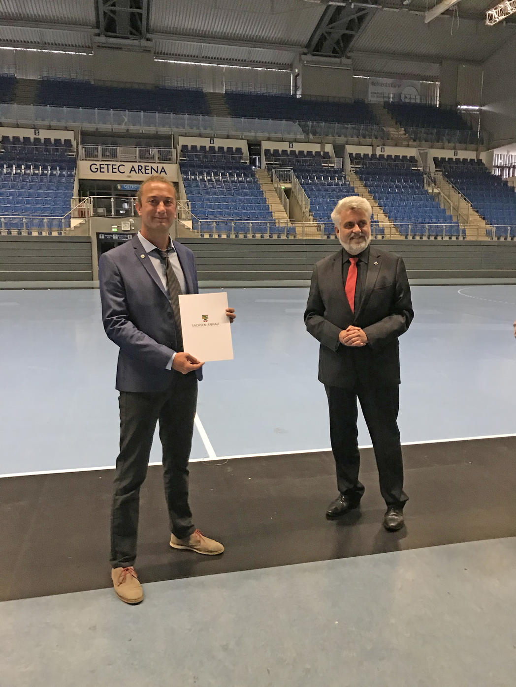 Wirtschaftsminister Armin Willingmann (rechts) berreichte Lars Deutrich, Leiter der Tourist Information Magdeburg, das Qualittssiegel  Magdeburg Marketing