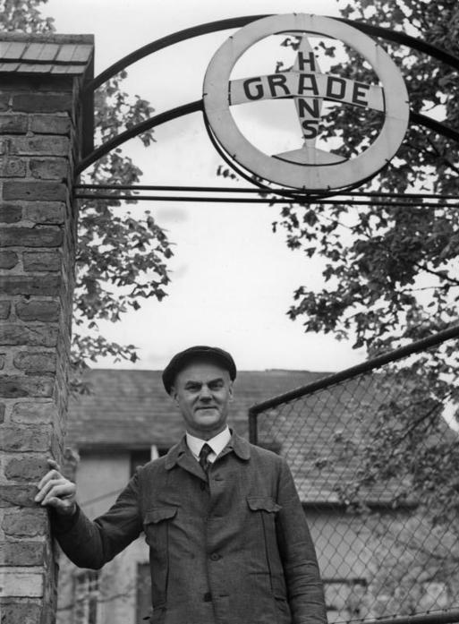 Bild vergrößern: Hans Grade vor seinem Haus (1939) Bundesarchiv, Bild 183-E05021 - CC-BY-SA 3.0 - beschnitten .jpg