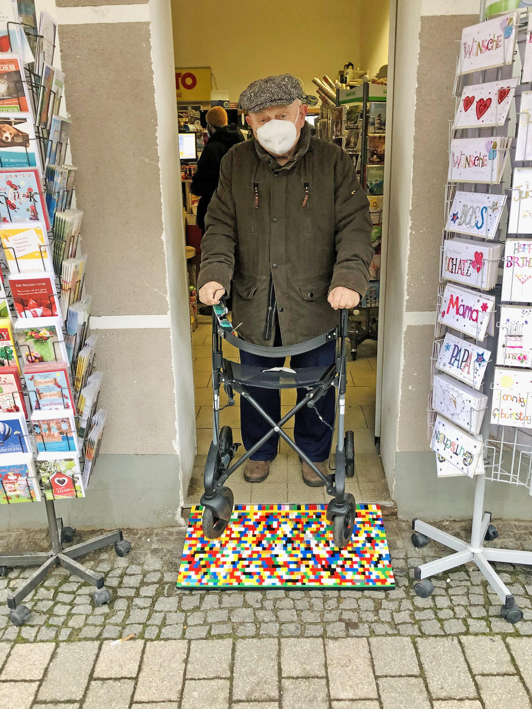 Für den 83-jährigen Horst Bütow, der auf einen Rollator angewiesen ist, sind die Legorampen eine große Erleichterung © Buckau e. V. 