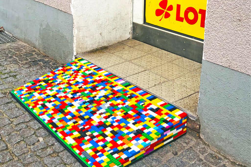 Die erste Buckauer Legorampe überwindet die Stufe vor dem Geschäft Elbeck auf der Schönebecker Straße © Buckau e. V.