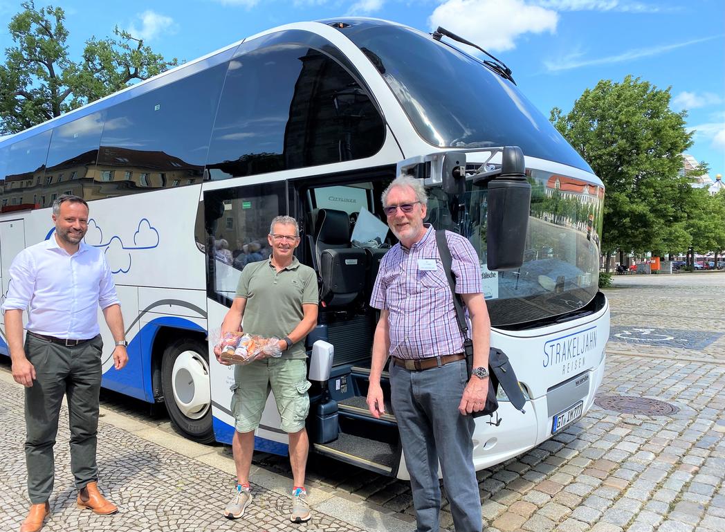 Magdeburg Marketing-Geschäftsführer Hardy Puls (links) begrüßte Busfahrer Peter Dreckshage (Mitte) und Reiseleiter Olaf-Jobst Siekmann. Foto Magdeburg Marketing