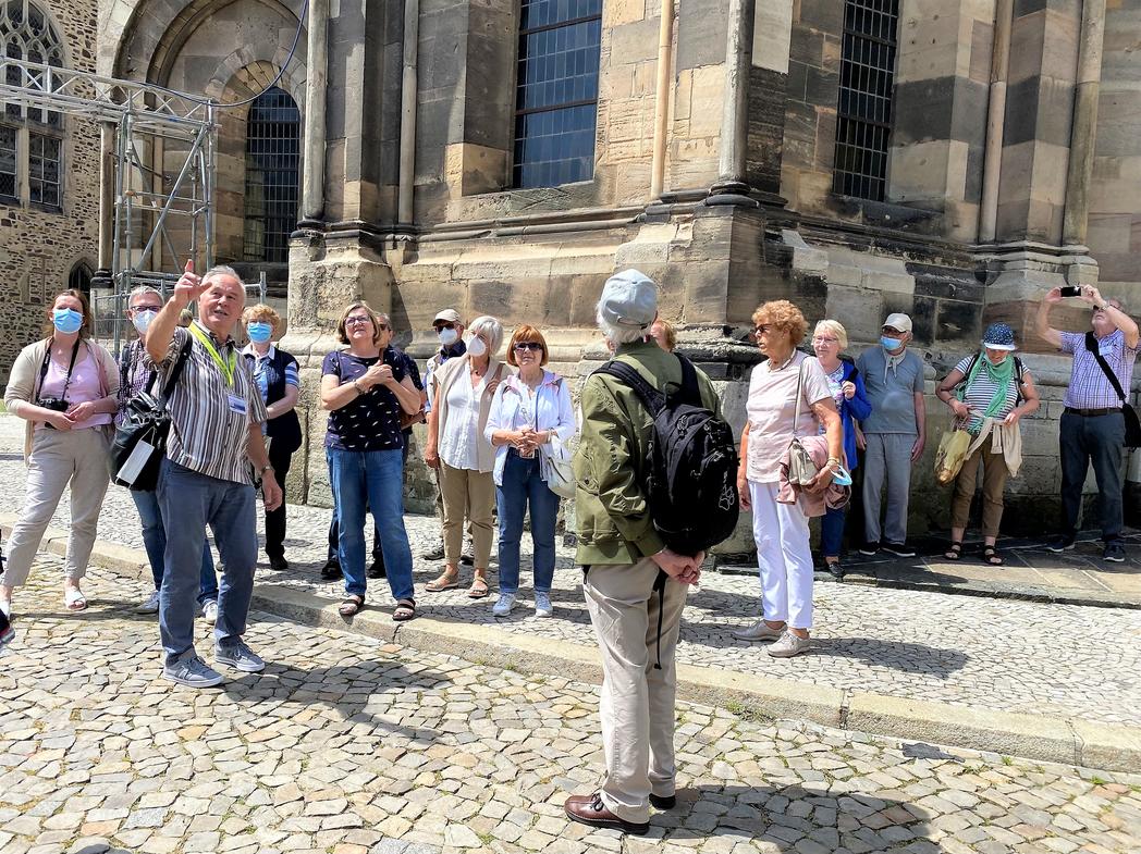 Gästeführer Kurt Krause zeigt den Urlaubern aus Bielefeld das Domviertel. Foto Magdeburg Marketing