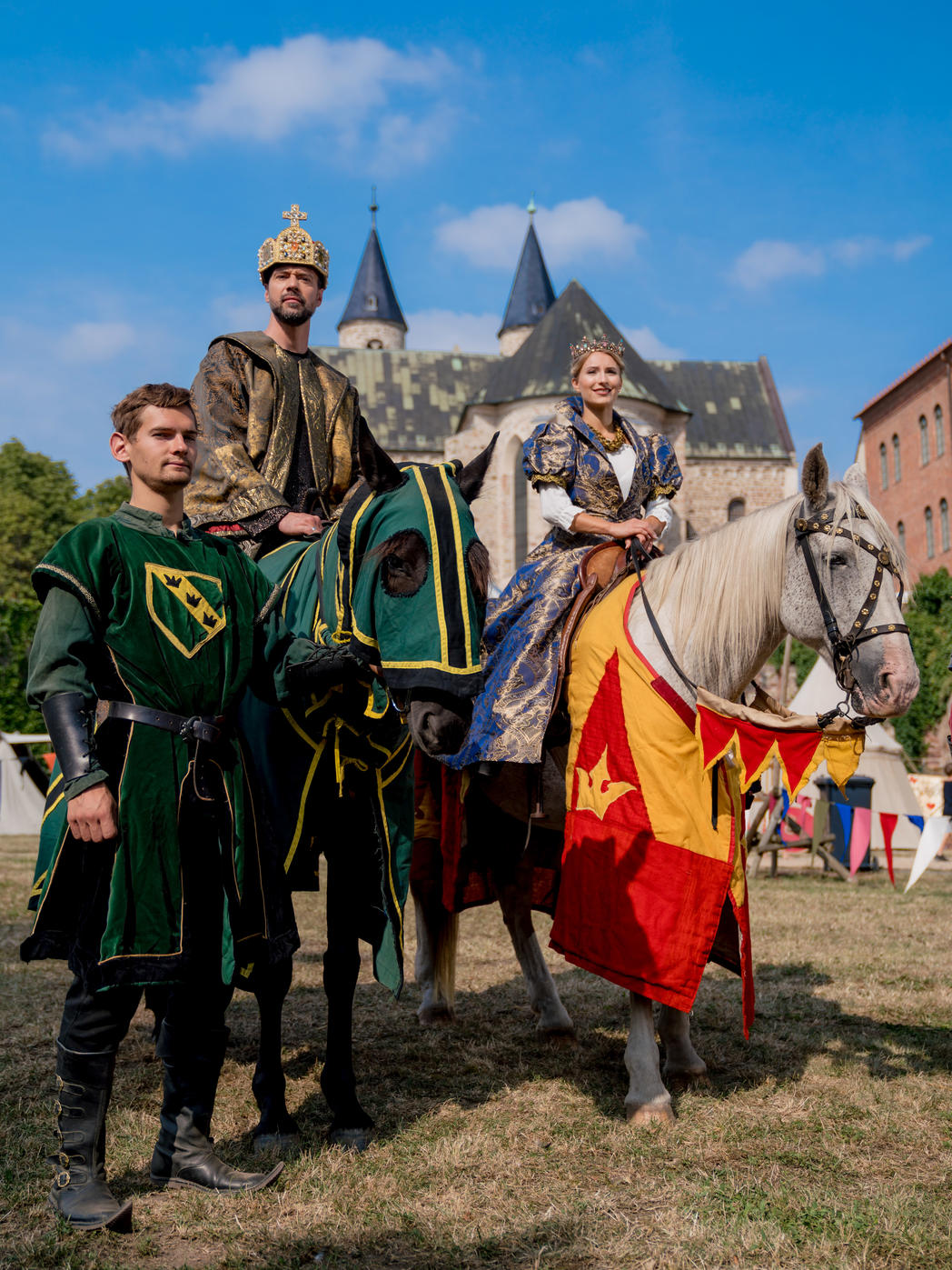 Zahlreiche Ritter werden auf ihren Pferden zum Turnier erwartet  www.AndreasLander.de
