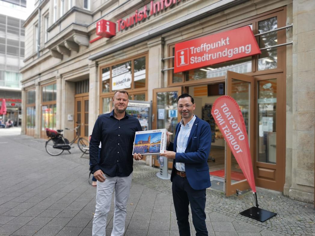 Fotograf Gunnar Feierabend (links) und Marcel Franke, Leiter der Tourist Information Magdeburg, mit dem neuen Magdeburg-Puzzle © Magdeburg Marketing
