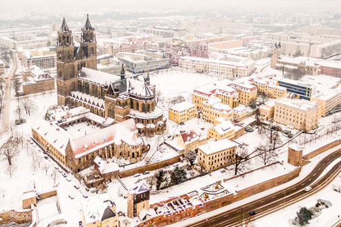Winter im Jerichower Land: Wie Schnee die Menschen in Burg bei Magdeburg  mit Handfeger und Eiskratzer verbindet