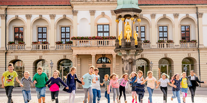 Rathaus Magdeburg mit Kindern