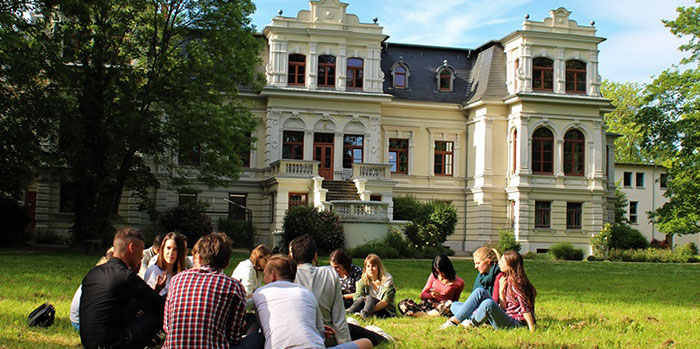 Herrschaftliche Vielfalt: Europäische Jugendbildungsstätte Magdeburg