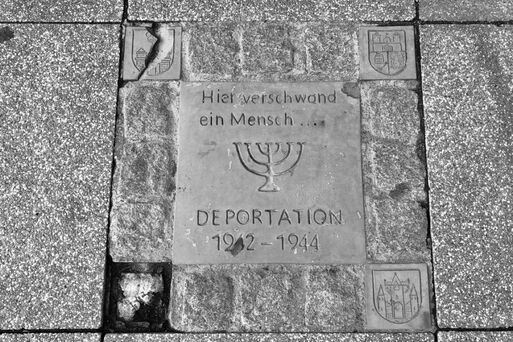 Teaser: Gedenkplatte an die Opfer von Deportationen am Hauptbahnhof