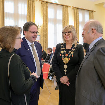Ronni Krug im Gespräch mit Oberbürgermeisterin Simone Borris und David Bellinger