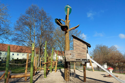 Spielbereich Obstgarten fr die greren Kinder auf dem Spielplatz Otternweg