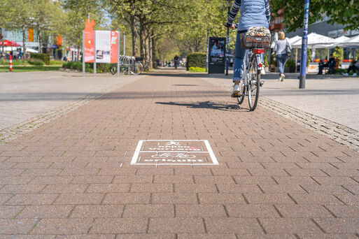 Piktogramm zur Rücksichtnahme auf dem Breiten Weg Magdeburg © Landeshauptstadt Magdeburg, Laura Thümler