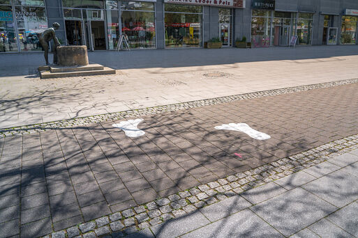 Fußabdrücke auf dem Breiten Weg Magdeburg als Hinweis für Passanten
