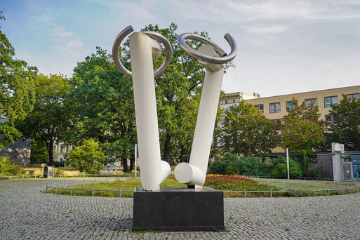 Statue-Vacanz-FriedensplatzLHMD_Sharline-Dnow