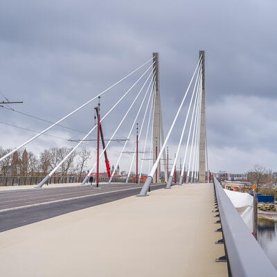 Die fertige Kaiser-Otto-Brücke in Magdeburg am Tag der Freigabe