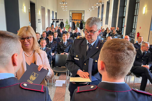 Bild vergrößern: Vereidigung von 38 Mitarbeitenden der Berufsfeuerwehr am 27. Mrz 2024 im Alten Rathaus strkt