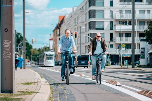 Zwei Radfahrer auf einem Radverkehrsstreifen in Magdeburg